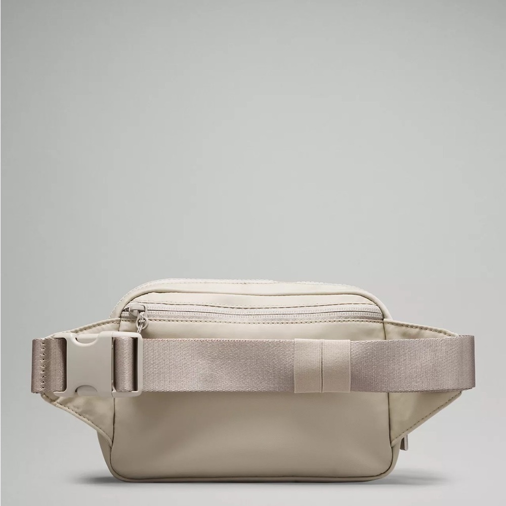 Lululemon Everywhere Belt Bag Large 2L- Raw Linen - Picture 7 of 9